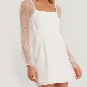 Säljer denna jättefina vita klänning med mesharmar från AFJ x Nakd, perfekt till sommaren och studenten! ❤️‍🩹 Strl 36, passar xs/s! Endast använd en gång, i nyskick! ❤️‍🩹 Köparen står för frakt!
