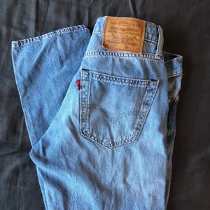 Levi’s Low waist jeans - Levi’s jeans köpta här på plick. Tyvärr fel storlek för mig så säljer dem vidare! Low waist och bra längd för mig som är 1.64. Det står W29 & L32 i dem men uppskattar dem som XS. De är i mycket fint skick!