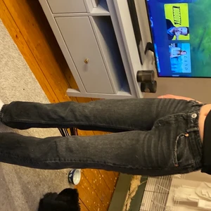 zara zw signature denim jeans - svarta medelhöga raka jeans som inte säljs längre! skiljer sig lite mot deras straight jeans som säljs nu, har annorlunda gylf (dragkedja istället för knappar) och står modellen på baksidan av byxan. storlek 34 och i bra skick🫶