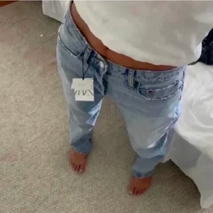 midwaist jeans - Blåa midwaist jeans från Zara, perfekta färgen nu till vår/sommar. Använt ca 3 gånger, köparen står för frakten❤️‍🔥❤️‍🔥