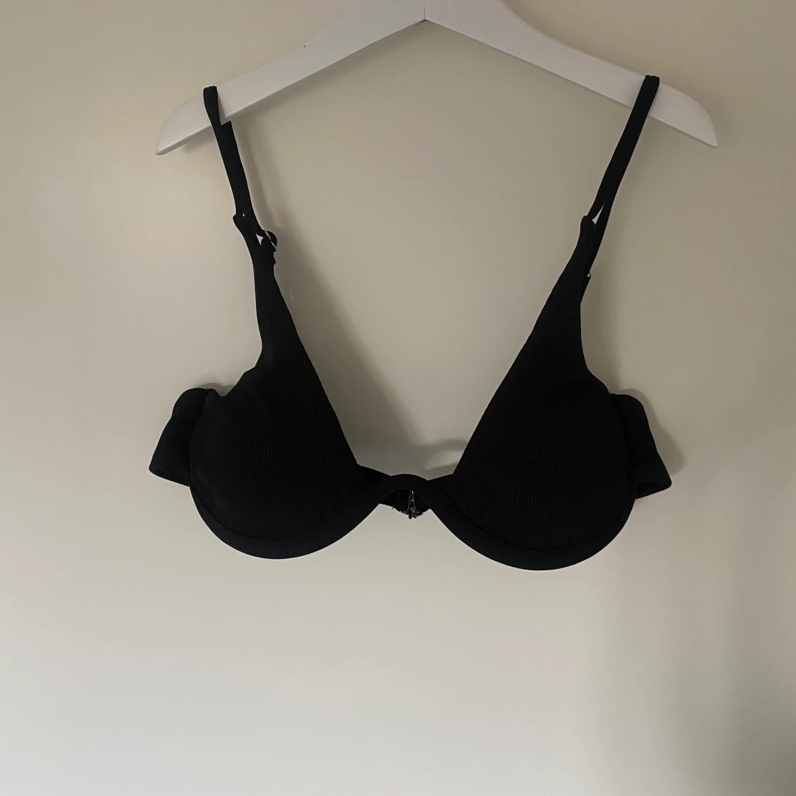 Svart ribbad bikinitopp