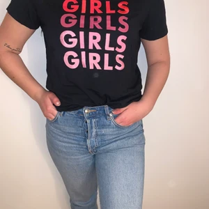 Svart t-shirt - Svart t-shirt med tryck som både är tryckt och broderat. 