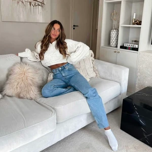 Vit stickad tröja🤍 - Säljer denna fina vits stickad tröja från Chiquelle! Endast använd fåtal gånger. Den är i jätte bra skick. Säljs inte längre på deras hemsida💗