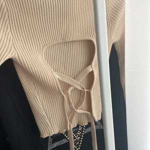 Zara topp  - Säljer denna superfina toppen som har knytning i ryggen. Säljer därav att den var för liten för mig. Den är aldrig använd endast testad och då nyskick. Skriv om ni har frågor eller är intresserade av att köpa 💕💕kan tyvärr inte visa den på eftersom att den är för liten 