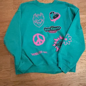 Sweatshirt  - Sweatshirt från H&M, köpt i vintras anständig fåtal gånger i fint skick. Storlek xs (stor i storlek)