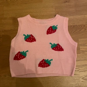Väst från shein - Söt stickad väst från shein, köpt i somras aldrig använd i fint skick. Storlek S