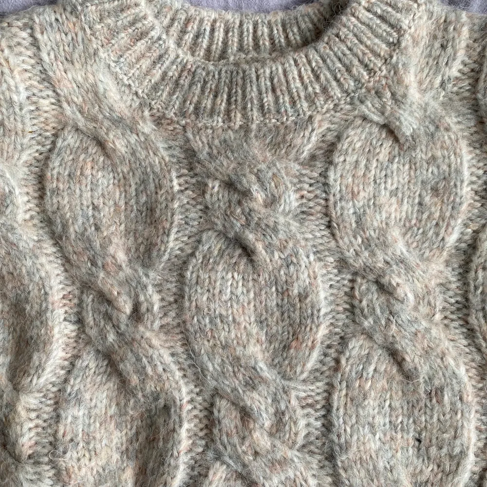 Jättefin varm tröja från New Look. Färgena är créme, grå och ljusrosa. Den är i perfekt skick, användas bara en gång!. Tröjor & Koftor.