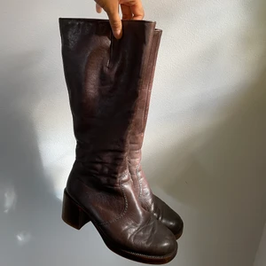 Bruna stövlar  - Superfina bruna stövlar med låg klack. Säljer pga de tyvärr är för stora för mig. Vad omkrets: 36cm Platå: 1,5 cm Klackhöjd: 6cm. (Köparen står för frakten) 🌞