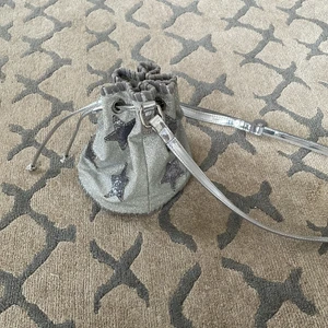 Stella MCCartney Handväska  - Säljer nu en jättesnygg handväska från Stella MCCartney! 😍 Jättebra skick och är helt oanvänd 💞 jag köpte den för 1800 och säljer den nu för mindre! 💗 skriv privat för mer info eller bilder 💕💕