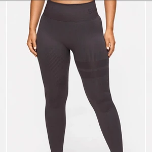 Ribbade strongertights - Helt oanvända strongertights. Superbra passform i ribbat material. Nypris 700 kr, som nya! Storlek M men passar S
