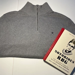 Hacket London Grå Half-Zip - Skick 9/10. Använd ett fåtal gånger. Pris 450kr, kan diskuteras vid snabb affär!