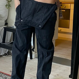 Trendiga hängselbyxor  - Snygga svarta hängselbyxor ursprungligen från asos! Funkar att både ha över axlar men också så som jag har på bilderna!