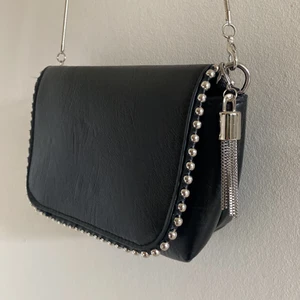 Väska - Så fin helt ny väska💕 älskar men kommer inte till användning, perfekt till sommaren och superbra förvaring ❤️