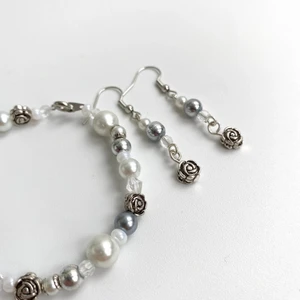 Smyckesset pärlor - Smyckesset med mixade vita/silvriga pärlor🤍 perfekt att ge bort som morsdag present! Nickelfria🤍