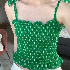 Zara topp - Säljer nu denna superfina zara topp i stolek S. Köpt för cirka 3 år sedan därav finns den inte kvar i butik. Fint skick 🥰