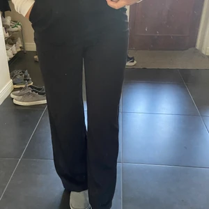 Svarta kostymbyxor  - Assköna kostymbyxor från HM, använda någon gång men kommer inte till användning längre! Köparen står för frakt:) 