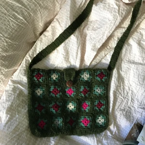 väska  - Sötaste väskan med fint typ inuti, skänks snart så köp snabbt!! Köpt secondhand men i helt perfekt skick!