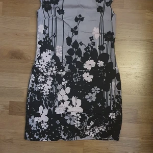 Blommor klänning  - Klänning med blommor från Oasis. Storlek 8/34. 100 sek.. Kan träffas. Annars betalar frakt själva. 