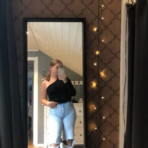Ond shoulder tröja  - Säljer min fina topp från Gina tricot som är ä endast är testad. Säljer den då den ej kommer till användning. Köptes sommaren 2021 för ca 189kr i butik. den är helt svart 