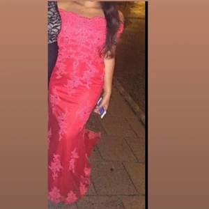 Röd festklänning - Festklänning som är använd endast 1 gång så i mycket fint skick! Storlek 38/M ❤️ PRIS KAN DISKUTERAS