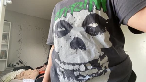 Misfits bandmerch  - Köpt på carlings, väldigt bra skick, grå t shirt med grön text. Säljer pågrund av att jag har för mycket band tröjor 