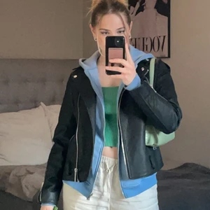 Skinnjacka  - Säljer min svarta skinnjacka från missguided i storlek 36 som endast är använd ett fåtal gånger eftersom att jag inte tycker att jag passar i den. Det finns en skärp som tillhör jackan men som jag tagit av på bilderna. Skriv för fler bilder⚡️🌸