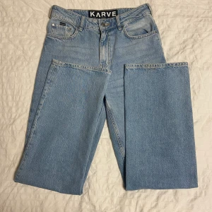 Utsvängda jeans strl S, KARVE - Snygga utsvängda byxor i storlek S, säljer för att de är något stora. Sparsamt använda och passar till allt. Perfekta sommar jeans. Nypris: 699kr 