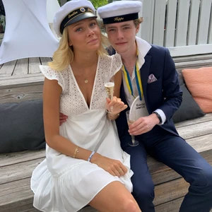 Studentklänning!! - Den perfekta studentklänningen🙏🏼🙏🏼❤️❤️ Denna har jag använt en gång på min studentdag förra året. Inköpt för 499kr från en affär där min mormor bor så vet inte riktigt vad den heter. 