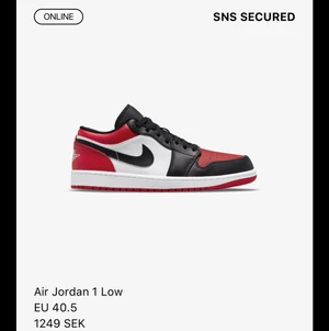 Jordan 1 Low OG ”Bred Toe” - Jordan 1 Low OG ”Bred Toe”. Helt nya vunna på raffle. Pris 1649kr kan diskuteras vid snabbt köp. Kan även nya och kan frakta eller mötas upp i Stockholm! Har inte fler bilder just nu för jag har inte fått hem de än:)