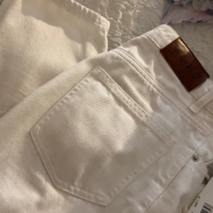 Jeans nakd - Creme färgade, nyskick. Relativt raka i modellen. 