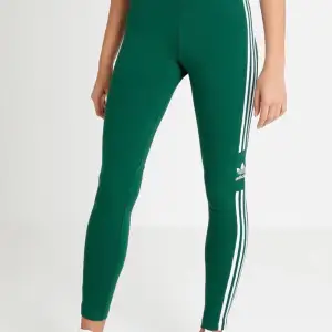 Gröna adidas tights i storlek 34 men passar mig som är 36/s skulle säga att tightsen passar alla mellan  xs-s. Använt endast en gång.