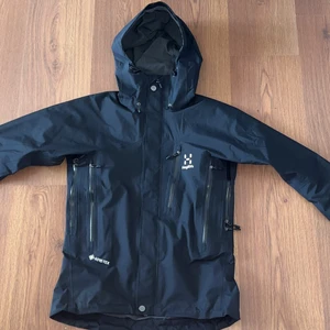 Haglöfs Jacka Strl Xs - Hej jag beställde en haglöfs jacka dam modell men passar killar och den är för tajt på mig köpte den för 3500 men vill få bort den så säljer den för 1700 inga skador helt ny och fräsch 