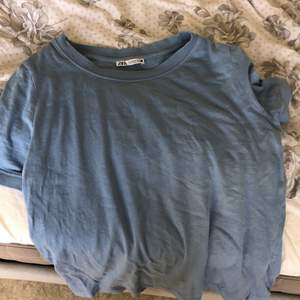 Säljer denna superfina blå T-shirt från zara! Denna passar en storlek M-L och är i världens härligaste blåa färg, perfekt nu till sommaren! Säljer för 200kr + frakten🌟💕