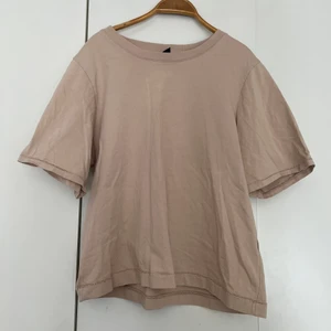Oversized t-shirt - En beige oversized t-shirt, lite croppad.