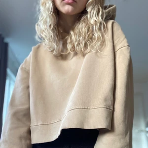 hoodie från Weekday - fin beige hoodie från Weekday, använd totalt 3 gånger. utsvängda och korta ärmar. jag är 158cm och bär vanligtvis XS/S, ni ser hur den sitter på mig. (orginalpris 400kr). köparen står för frakten. kan mötas upp :)