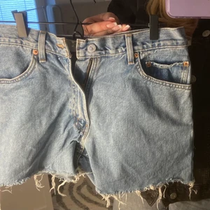Levis shorts  - Ett par jätte fina Levis shorts! Andvänt  ngn gång! Inte jätte hög lirkade skulle säga mids! 