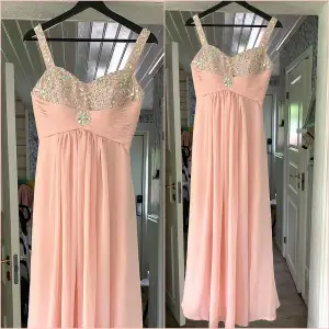 Ljus beige-rosa balklänning med strass, riktigt glittriga och fina.  Aldrig använd, köptes inför min bal 2016 men sen bara hängt då jag använde en annan klänning.  Kan frakta med snabbleverans frakt om det önskas. Strl s men passar mindre m också.💓