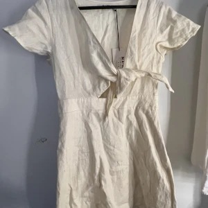 Klänning - Jätte fin klänning ifrån NA-KD aldrig använd 