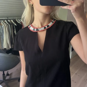 Maje blus - Sjukt snygg blus ifrån maje! Så snygga detaljer😍 storlek 2 passar xs/s/m!