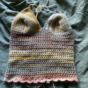 Virkat linne - Egenvirkat linne i jättefint melerat garn. B-C kupa