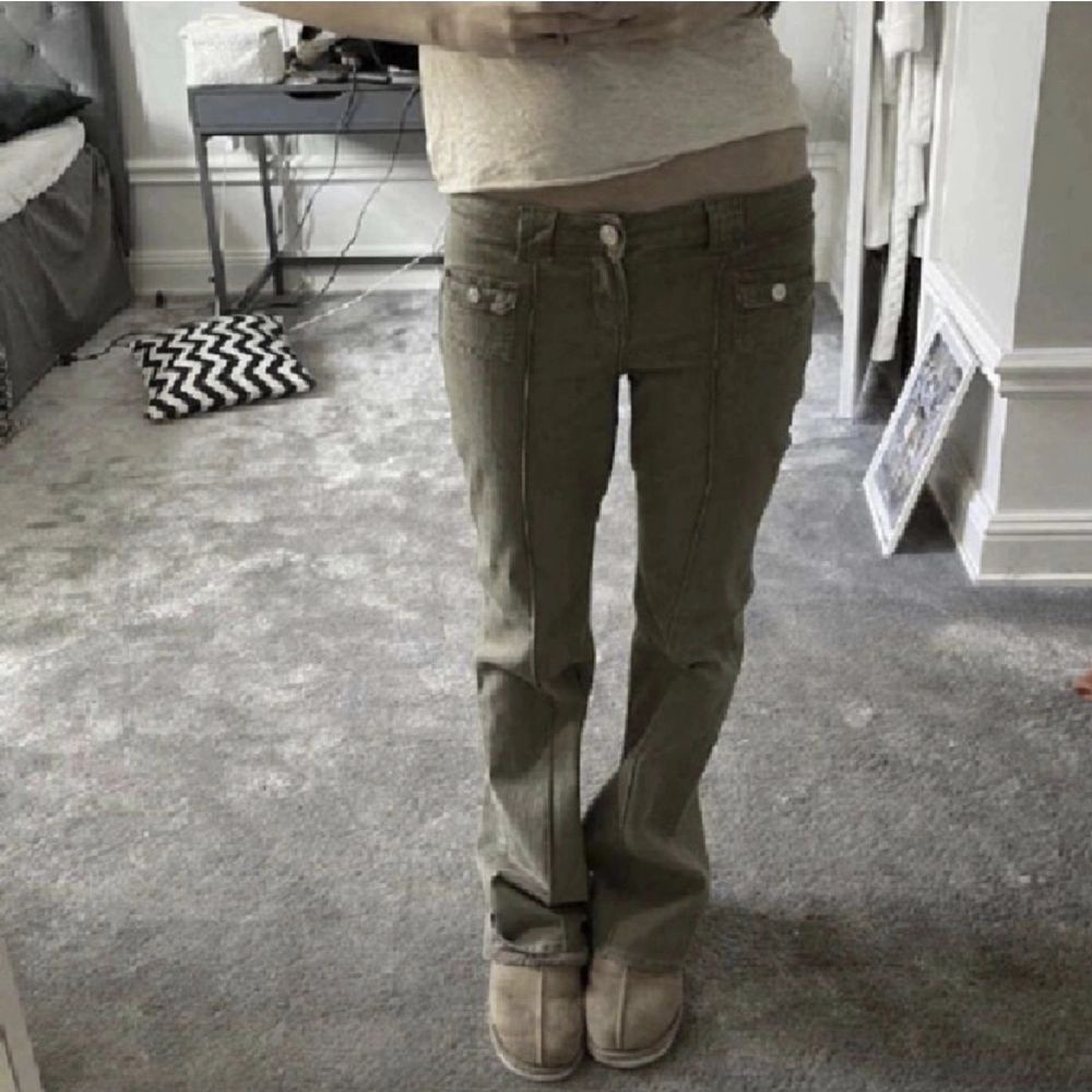 Intressekoll på de slutsålda gröna jeansen. Säljer inte under 400 kr då jag fortfarande gillar dem. 💚Storlek 40 men passar även 38. (Skriv för egna bilder). Jeans & Byxor.