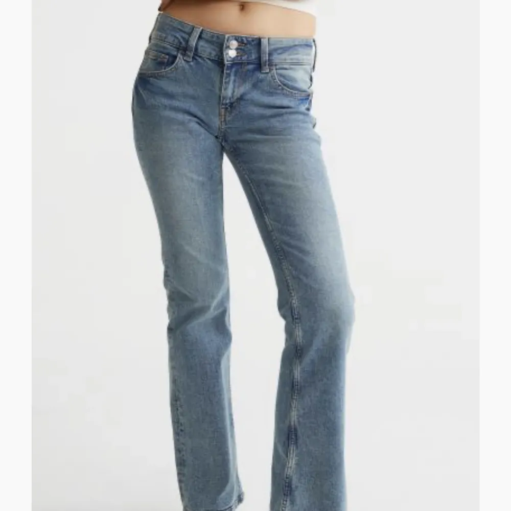 Säljer dessa ursnygga jeans från H&M. Utsålda på nätet och butik. Lågmidjade i retromodell. Storlek 38. . Jeans & Byxor.