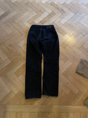 Our legacy jeans  - Ett par second vit svarta our legacy selvedge jeans 