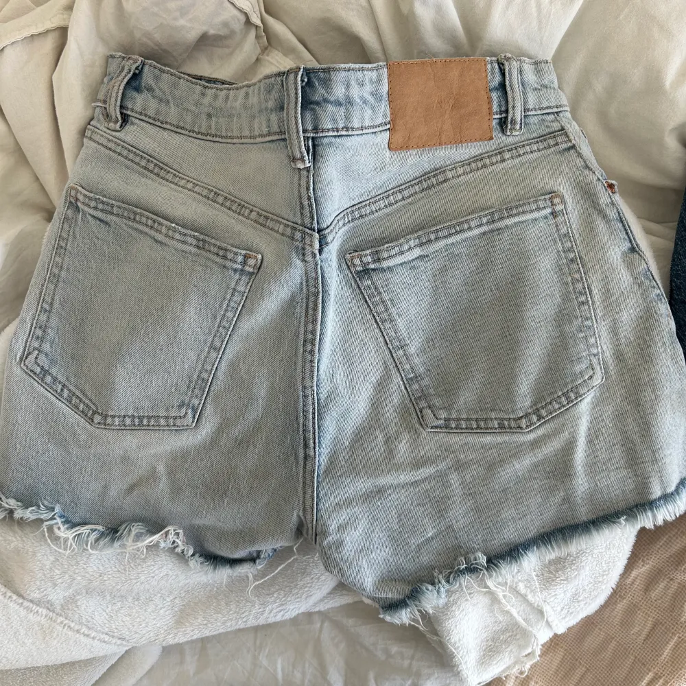 Fina jeans shorts från zara. As cool ljusblå färg. Nya. . Shorts.