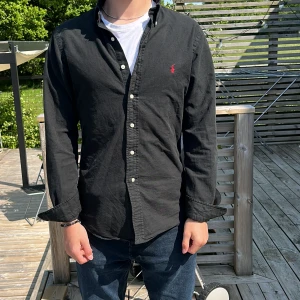 Ralp lauren skjorta - Säljer nu min asfeta polo ralp lauren skjorta som e nästan aldrig använd, skick 9/10. Pris kan diskuteras✅