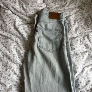 Levis high loose jeans - Levis high loose jeans. Använda max 5 gånger. Nypris 1349 Kan skicka fler bilder om man är intresserad! 