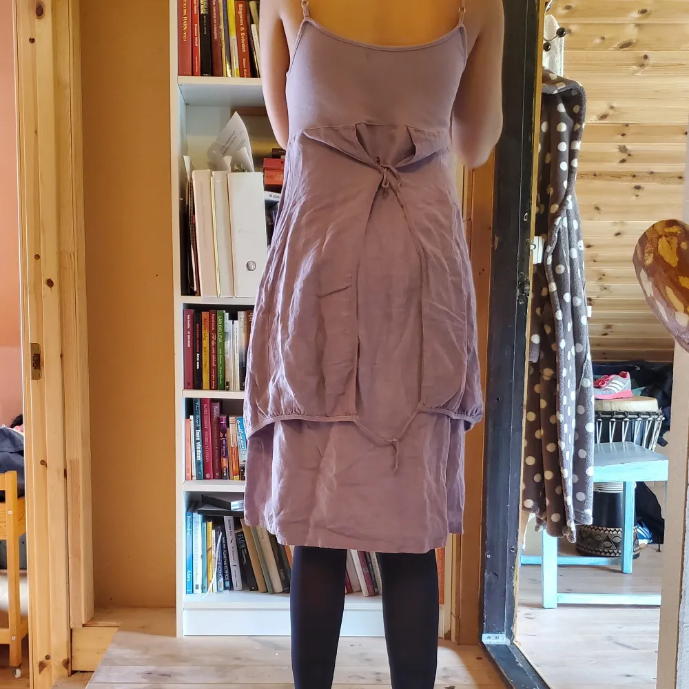 En lilac färgad linne klänning men en jätte söt design! Perfekt för varma sommmardagar!. Klänningar.