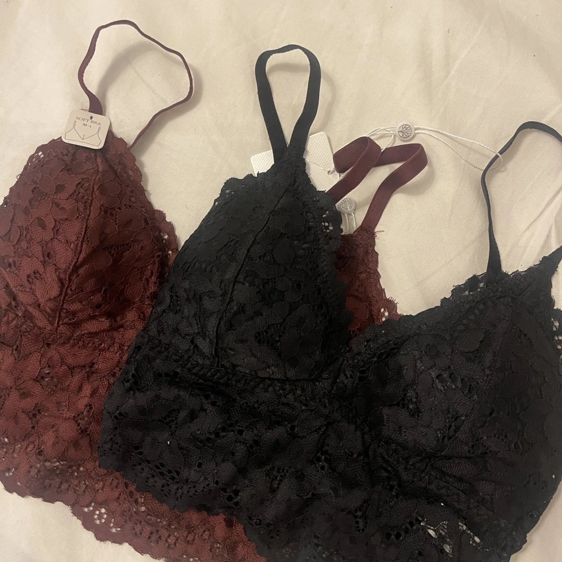 Två helt oanvända spetstoppar