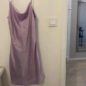 200 - Lila klänning från Ginatricot, stl. 34