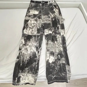 Graphic Jeans - Ett par häftiga jeans som jag inte har någon användning av. Nyskick, inga fel på dem. Längden är 96 cm och bredden (midja) 40 cm, dock väldigt stretchigt material så det kan lätt töjas ut några cm utan problem